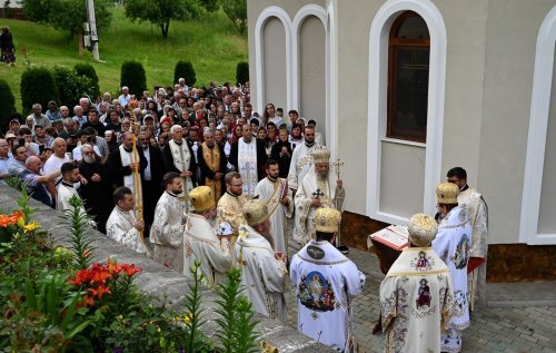 Sobor de arhierei la târnosirea bisericii Schitului Cucuiș, Hunedoara Poza 298967