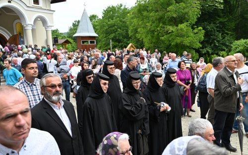 Sobor de arhierei la târnosirea bisericii Schitului Cucuiș, Hunedoara Poza 298969