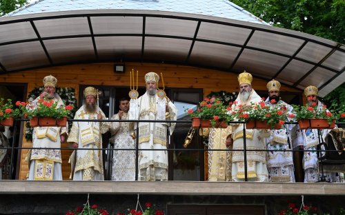 Sobor de arhierei la târnosirea bisericii Schitului Cucuiș, Hunedoara Poza 298970