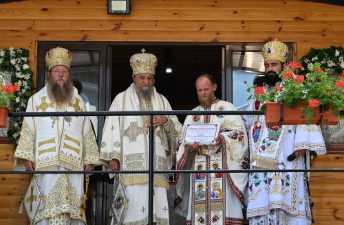 Sobor de arhierei la târnosirea bisericii Schitului Cucuiș, Hunedoara Poza 298971