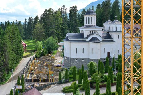 Centrul social-pastoral de la Mănăstirea Caraiman se extinde pentru tineri Poza 299058