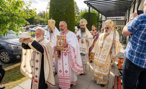 Moment festiv în Episcopia Ortodoxă Română a Canadei Poza 299190