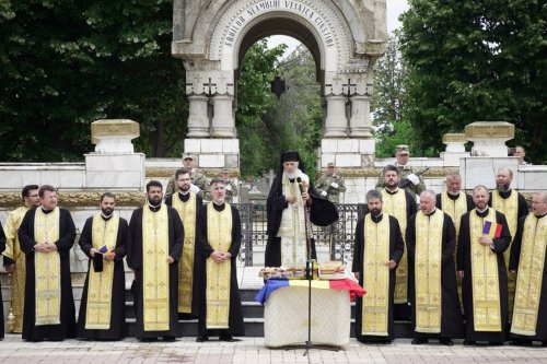 Procesiuni de Ziua Eroilor în cele două mari orașe de la Dunărea de Jos Poza 299507