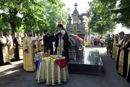 Procesiuni de Ziua Eroilor în cele două mari orașe de la Dunărea de Jos Poza 299508