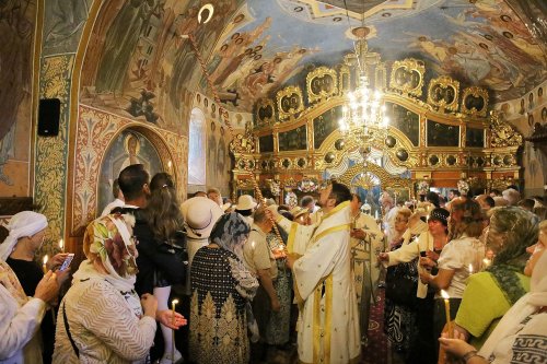Biserica „Buna Vestire” din Piatra Neamț, resfințită de doi ierarhi Poza 300617