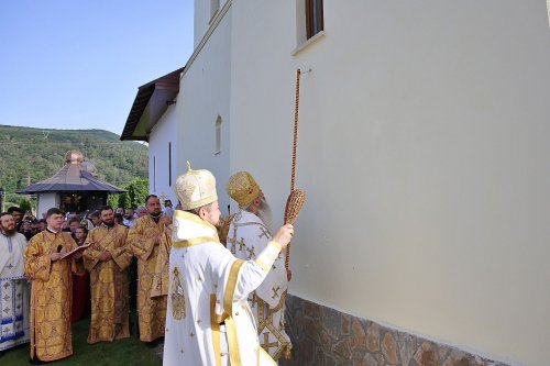Biserica „Buna Vestire” din Piatra Neamț, resfințită de doi ierarhi Poza 300622