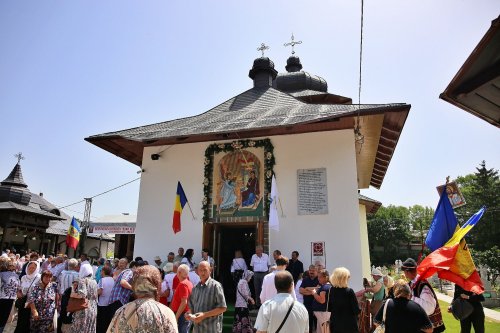Biserica „Buna Vestire” din Piatra Neamț, resfințită de doi ierarhi Poza 300628