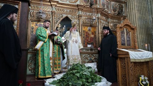 Praznicul Pogorârii Duhului Sfânt în eparhii din Muntenia și Dobrogea Poza 300829