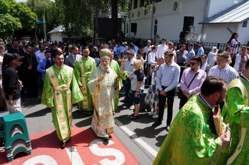 Sfințirea bisericii Parohiei Alba din Târgoviște Poza 300725