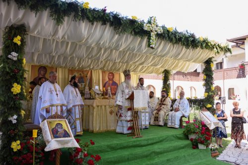 Zi de hram la o ctitorie basarabă din Strehaia Poza 300881