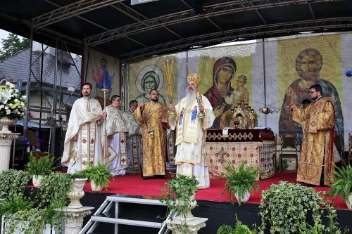 Zi de hram la Biserica „Sfântul Ioan Domnesc” din Piatra Neamț Poza 300945