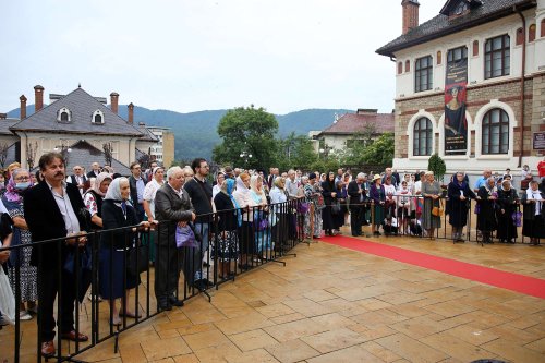 Zi de hram la Biserica „Sfântul Ioan Domnesc” din Piatra Neamț Poza 300946