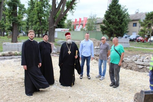 Vizită arhierească la o biserica românească în curs de renovare Poza 301143