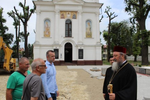 Vizită arhierească la o biserica românească în curs de renovare Poza 301144