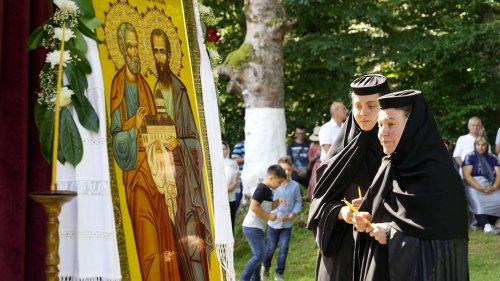 Sărbătoarea Mănăstirii „Sfinții Apostoli Petru și Pavel” de la Cârțișoara Poza 301258