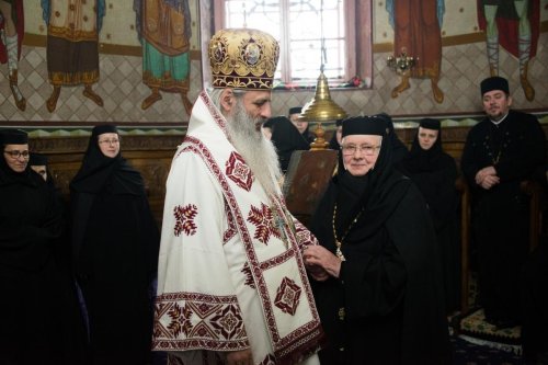 Stareța Mănăstirii Vorona felicitată la împlinirea celor 90 de ani Poza 301297