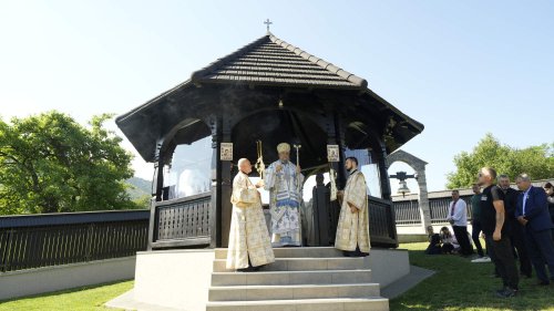 Hram la Mănăstirea „Soborul Sfinților Apostoli” din Bran Poza 301466