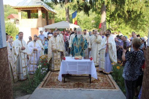 Resfințirea bisericii din parohia olteană Slăvuța Poza 301496