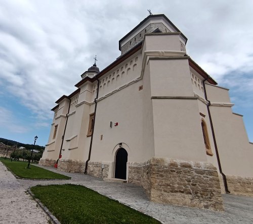 Mănăstirea renăscută din Codrii Iaşilor Poza 301545