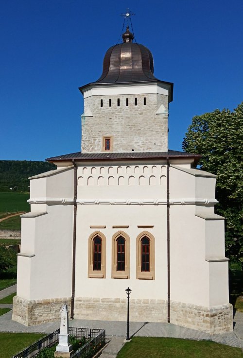 Mănăstirea renăscută din Codrii Iaşilor Poza 301549