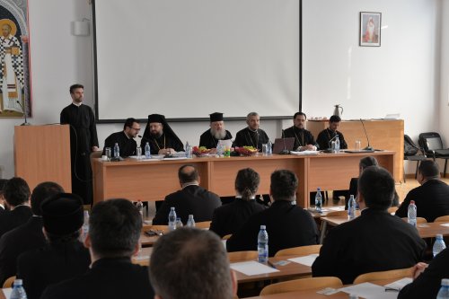 Examen pentru obținerea gradelor profesionale în preoție la București Poza 302203