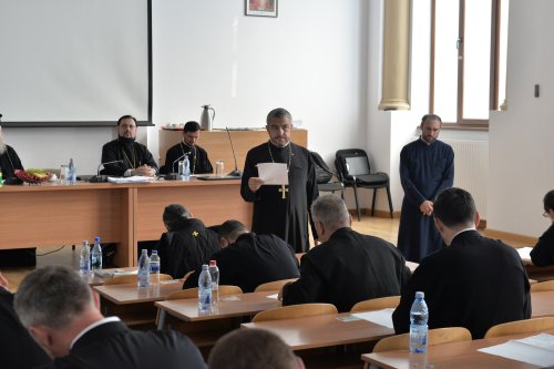 Examen pentru obținerea gradelor profesionale în preoție la București Poza 302205