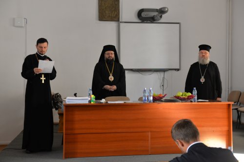 Examen pentru obținerea gradelor profesionale în preoție la București Poza 302206