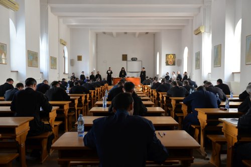 Examen pentru obținerea gradelor profesionale în preoție la București Poza 302207