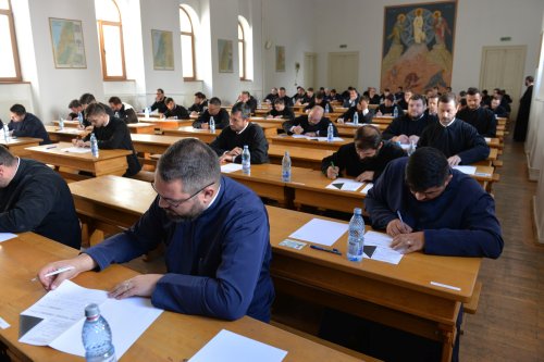 Examen pentru obținerea gradelor profesionale în preoție la București Poza 302208
