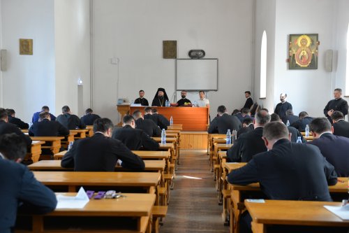 Examen pentru obținerea gradelor profesionale în preoție la București Poza 302210