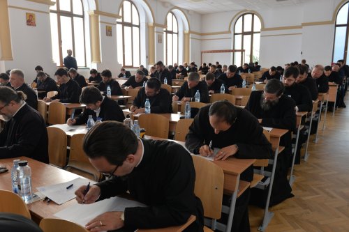 Examen pentru obținerea gradelor profesionale în preoție la București Poza 302211