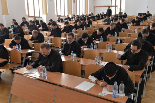Examen pentru obținerea gradelor profesionale în preoție la București Poza 302213