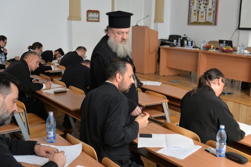Examen pentru obținerea gradelor profesionale în preoție la București Poza 302214