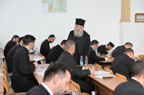 Examen pentru obținerea gradelor profesionale în preoție la București Poza 302215