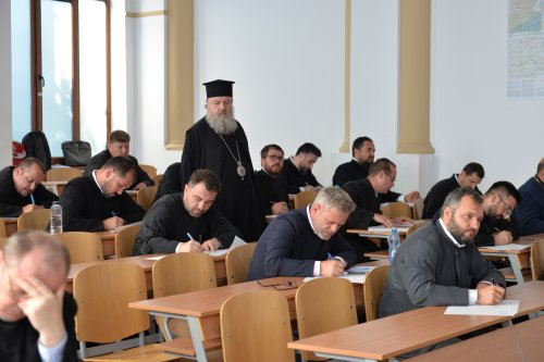 Examen pentru obținerea gradelor profesionale în preoție la București Poza 302216