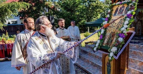 Sfințirea Altarului de vară din cadrul Parohiei „Sfinții Trei Ierarhi” din Bacău Poza 302198