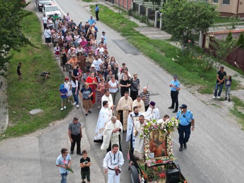 Procesiune tradiţională în Parohia Cocorăştii Grind din judeţul Prahova Poza 302319