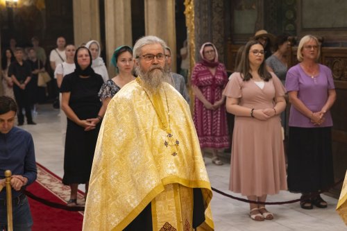Continuă slujbele închinate evenimentului aniversar al Catedralei Patriarhale Poza 302471