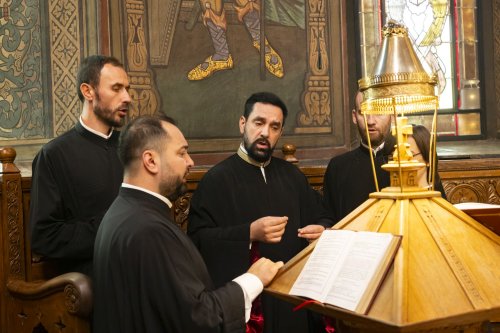 Continuă slujbele închinate evenimentului aniversar al Catedralei Patriarhale Poza 302474