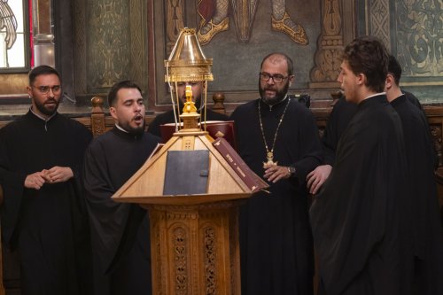 Continuă slujbele închinate evenimentului aniversar al Catedralei Patriarhale Poza 302478