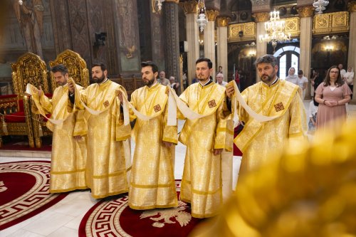 Continuă slujbele închinate evenimentului aniversar al Catedralei Patriarhale Poza 302481