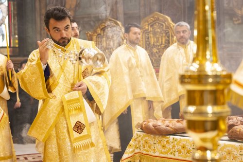 Continuă slujbele închinate evenimentului aniversar al Catedralei Patriarhale Poza 302495