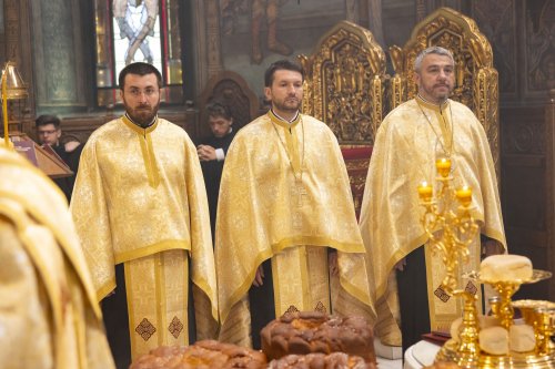 Continuă slujbele închinate evenimentului aniversar al Catedralei Patriarhale Poza 302498