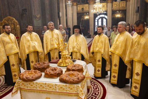 Continuă slujbele închinate evenimentului aniversar al Catedralei Patriarhale Poza 302502