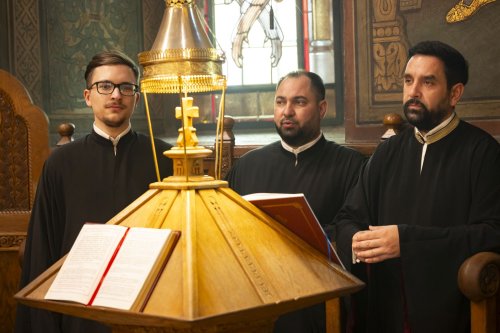 Continuă slujbele închinate evenimentului aniversar al Catedralei Patriarhale Poza 302503