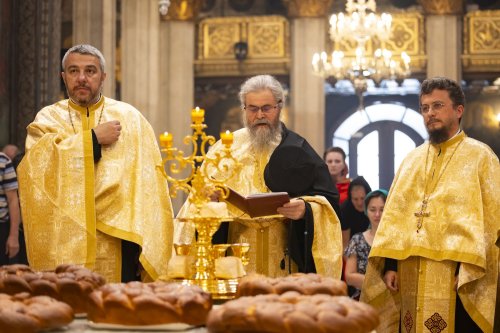 Continuă slujbele închinate evenimentului aniversar al Catedralei Patriarhale Poza 302512