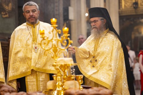 Continuă slujbele închinate evenimentului aniversar al Catedralei Patriarhale Poza 302514