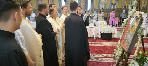 Icoana Maicii Domnului „Prodromiţa” cinstită în biserica Parohiei Parcul Călăraşi Poza 302733