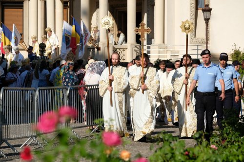 Zi de luminată cinstire a Sfântului Ocrotitor al Bucureștilor la un sfert de mileniu de la venirea cinstitelor sale moaște în Capitală Poza 303021
