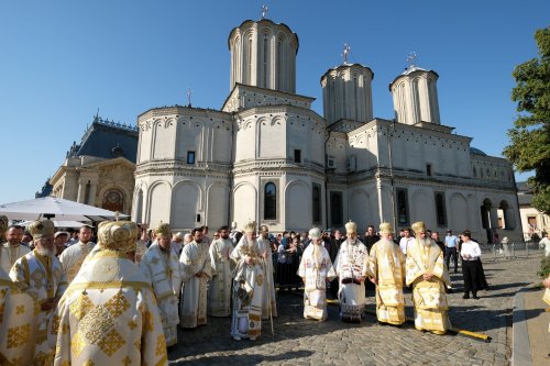 Zi de luminată cinstire a Sfântului Ocrotitor al Bucureștilor la un sfert de mileniu de la venirea cinstitelor sale moaște în Capitală Poza 303023